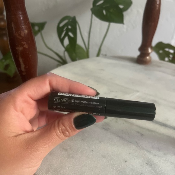 ✨$3 Clinique High Impact Mascara in black travel size - Picture 2 of 3
